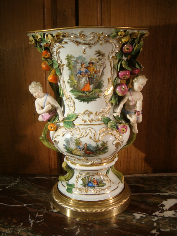 Ancien grand vase en porcelaine de Meissen décor d'amours fleurs Allemagne