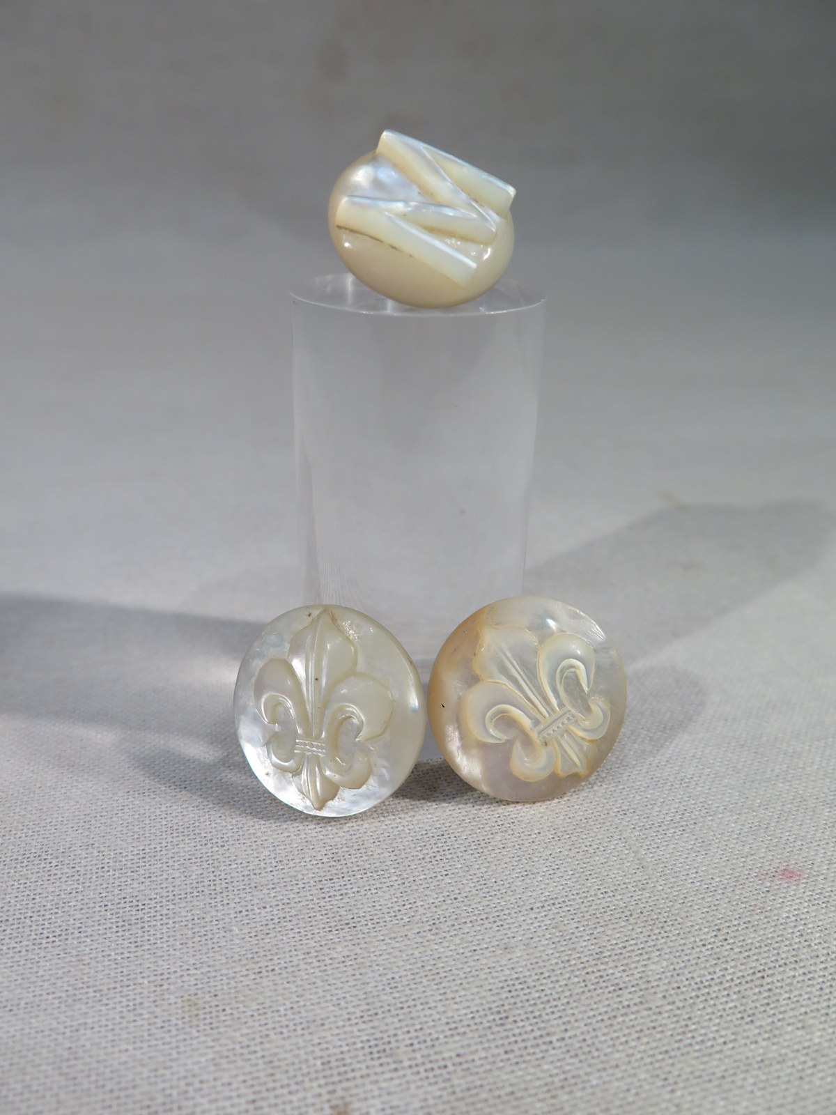 Bouton D Or De Bretagne 5 Lettres ANCIENNE SUITE DE 3 BOUTONS NACRE FLEURS DE LYS MONOGRAMME M EPOQUE