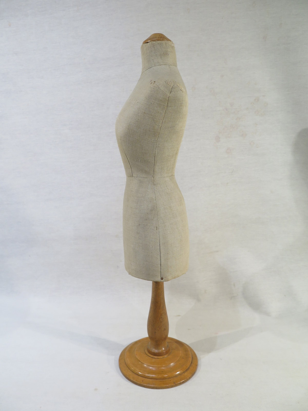 Statuette ancienne Petite fille avec sa poupée biscuit France Antique