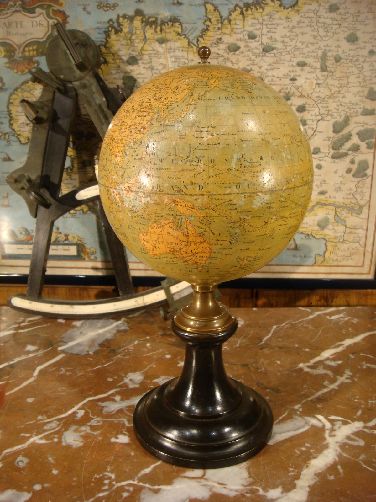 Ancien globe terrestre mappemonde de Emile Beraux Astronome