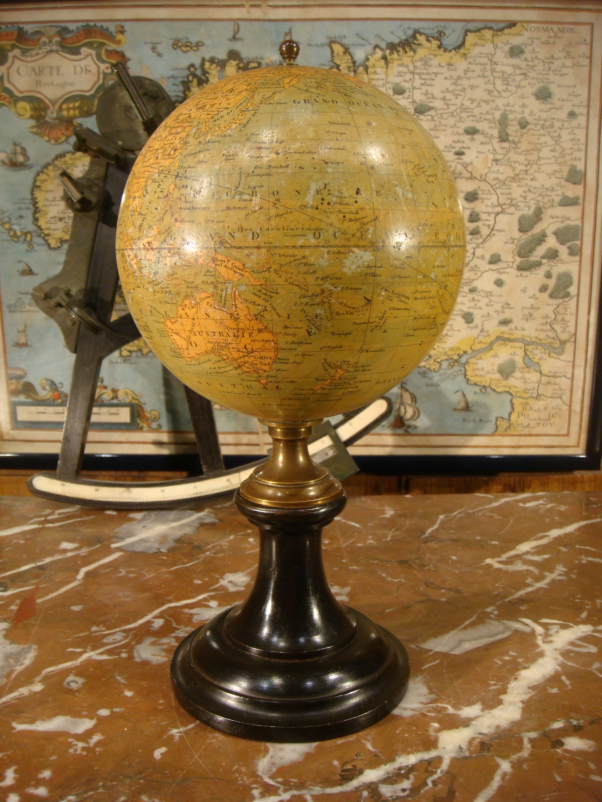 Ancien globe terrestre mappemonde de Emile Beraux Astronome